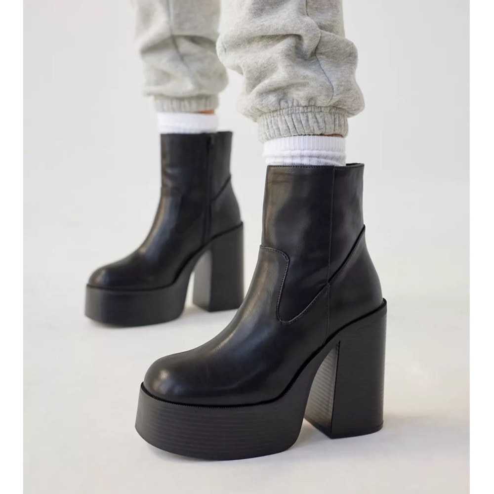 Urban Outfitters platform boot (“Noreen Platform Boot”)